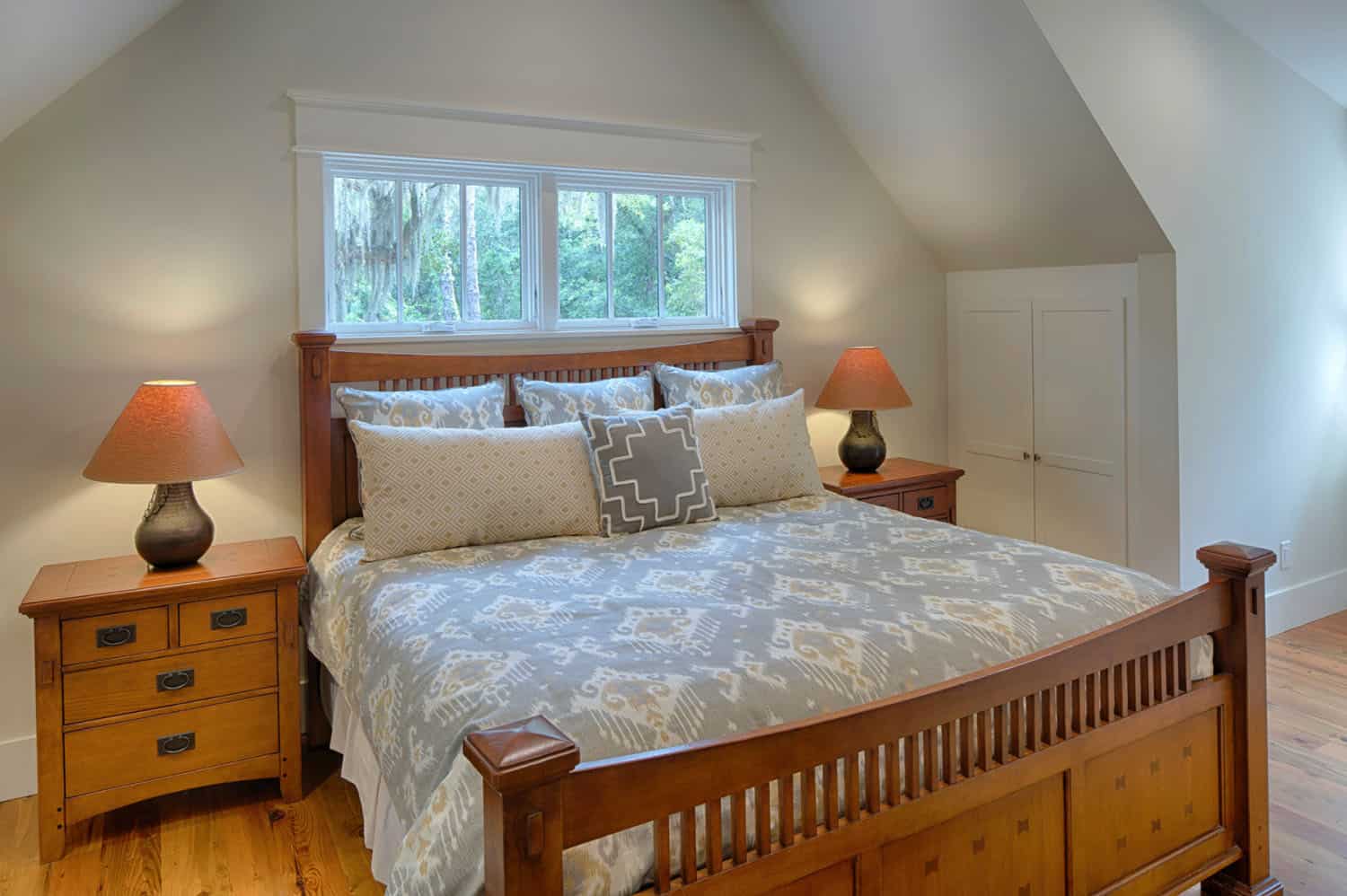 low-country-farmhouse-bedroom