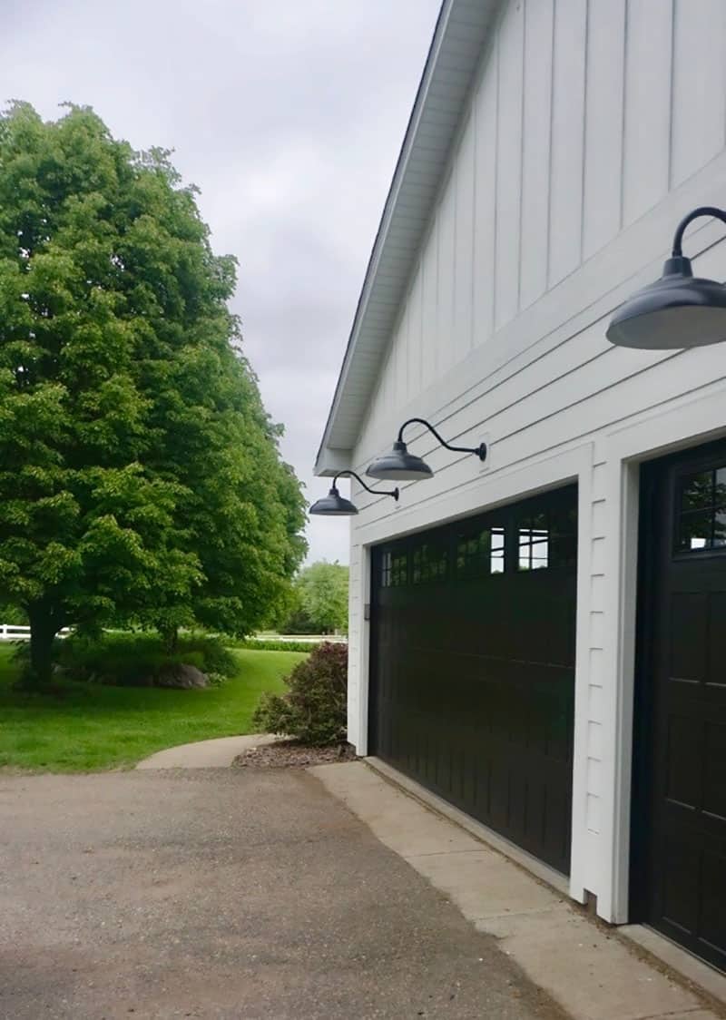 modern-farmhouse-style-home-garage