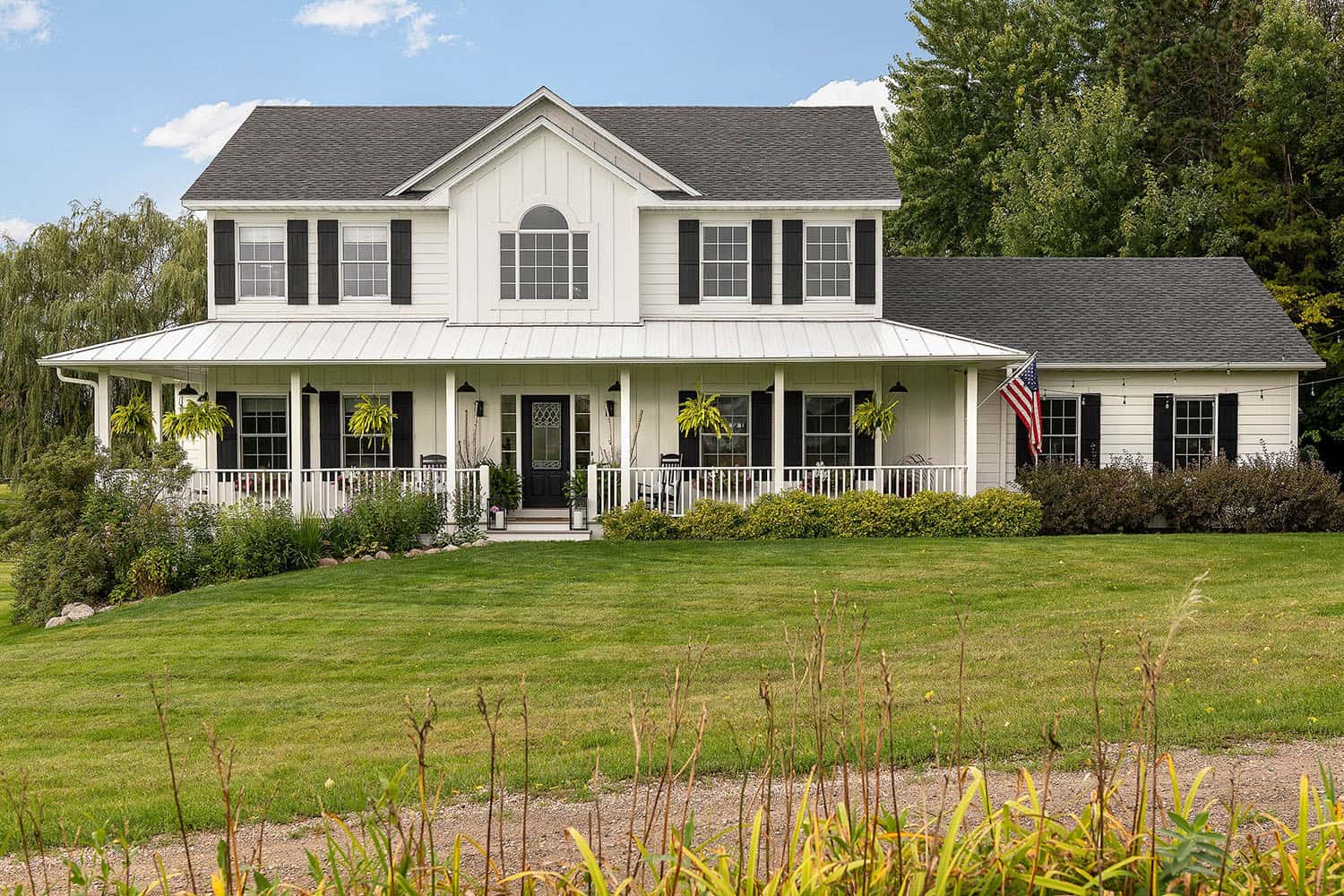 modern-farmhouse-style-home-exterior