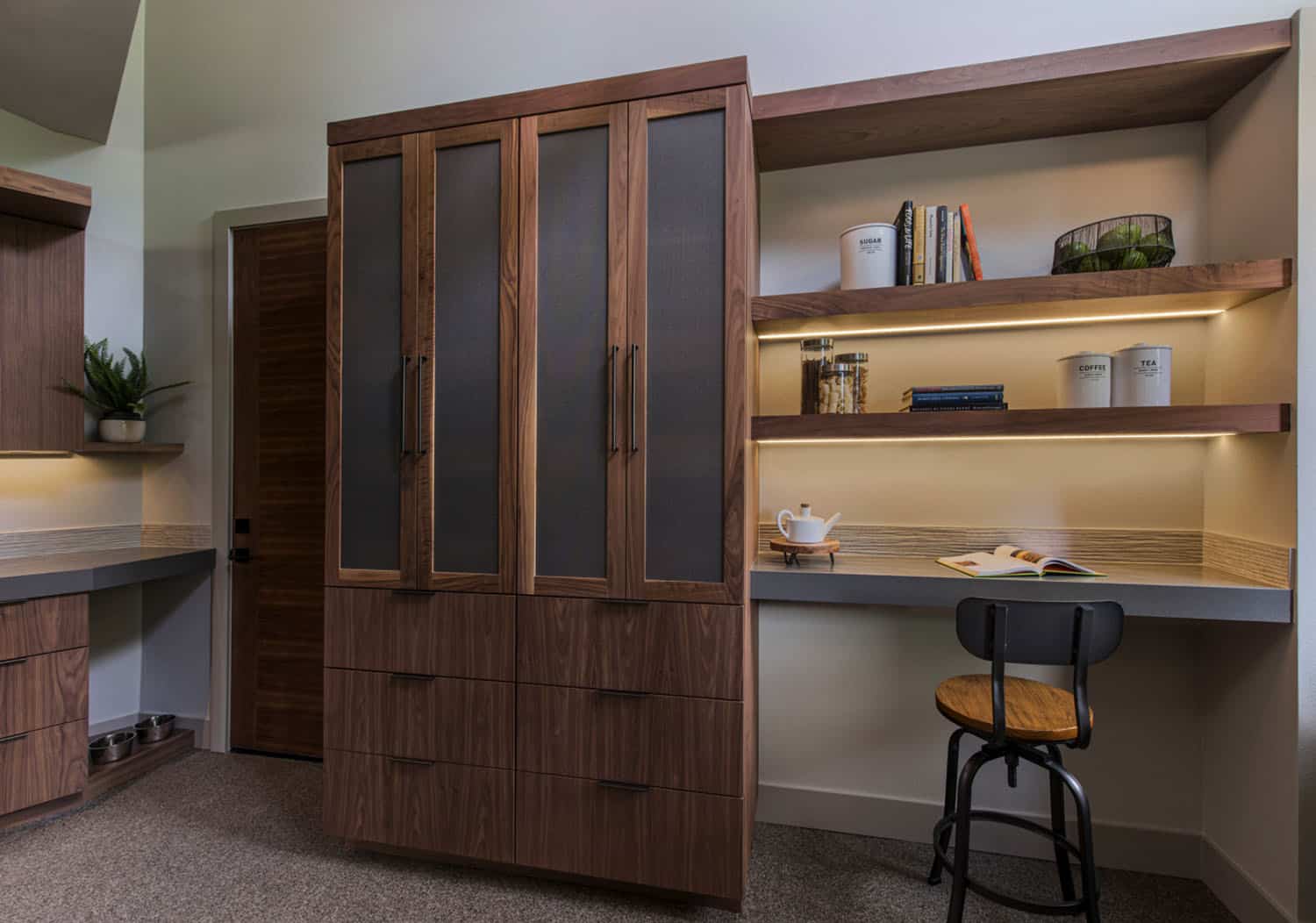 contemporary-kitchen-pantry