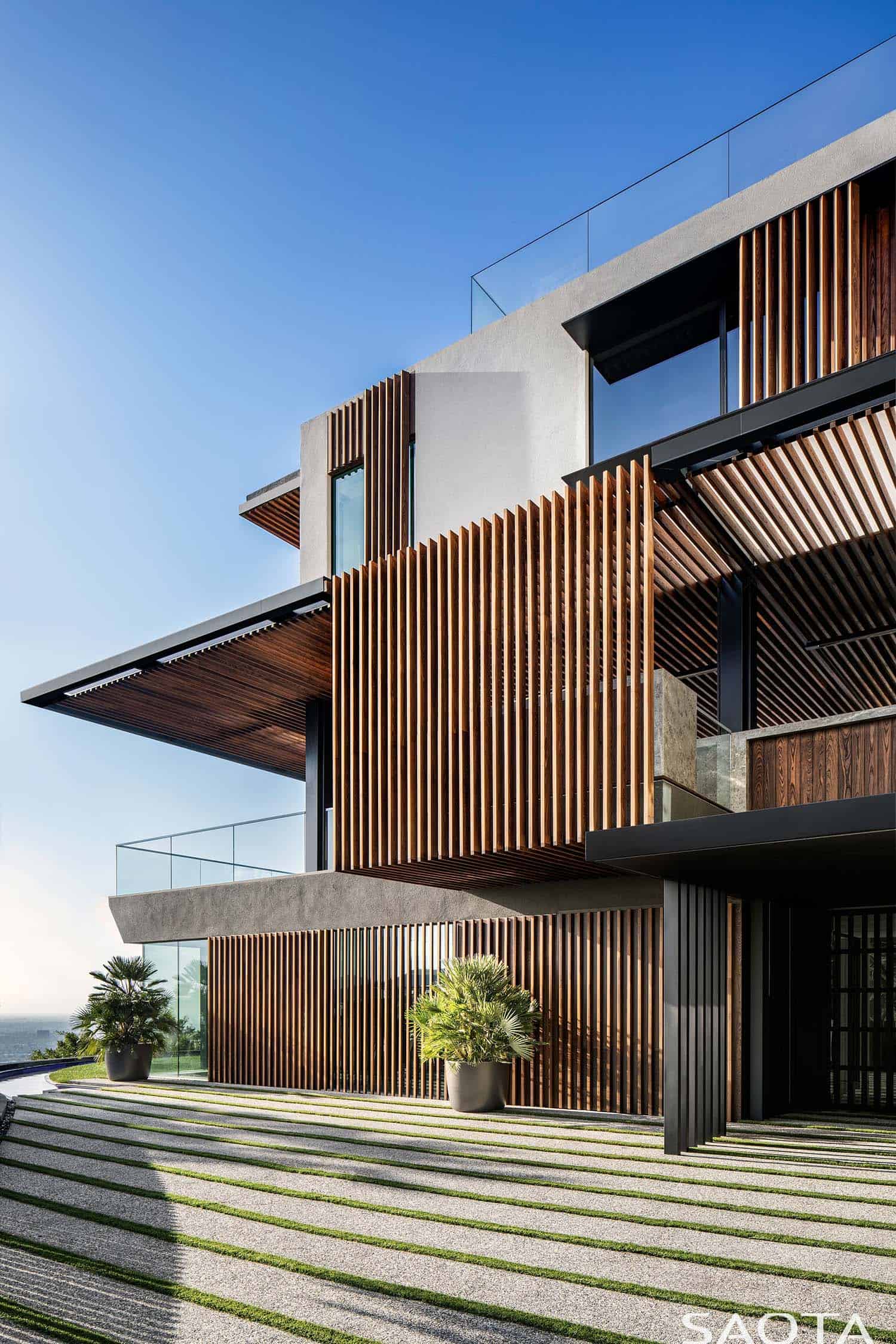 modern-luxury-hillside-home-exterior