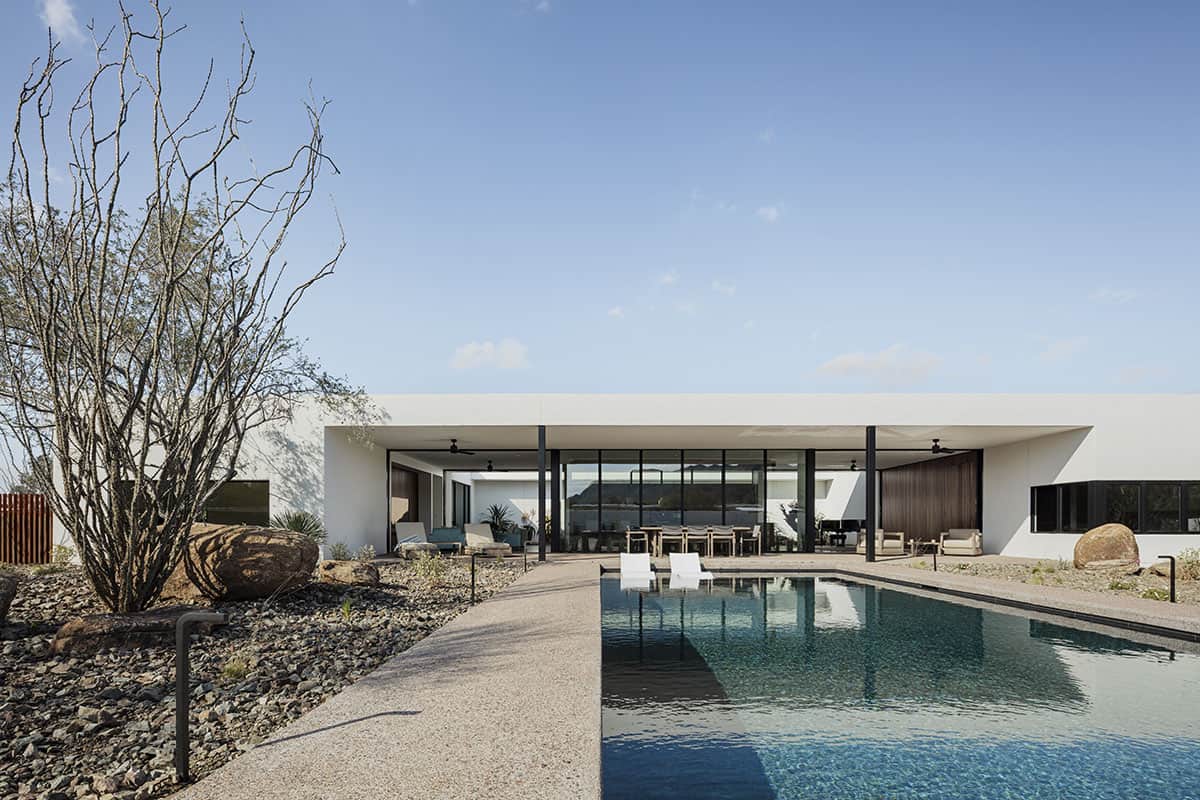 Modern minimalist house provides refreshing oasis in the Arizona desert