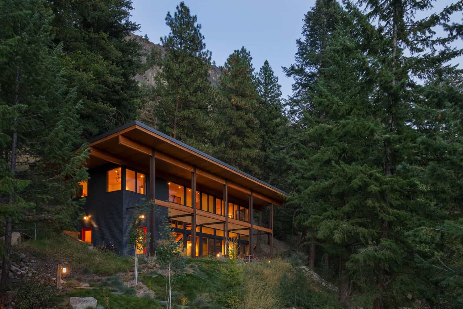 modern-rustic-mountain-cabin-exterior