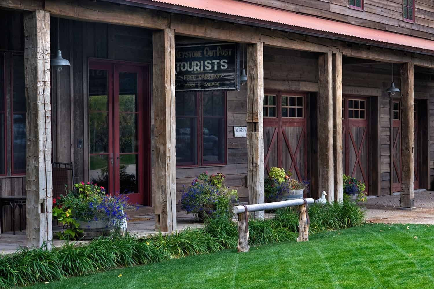 rustic-barn-house-porch