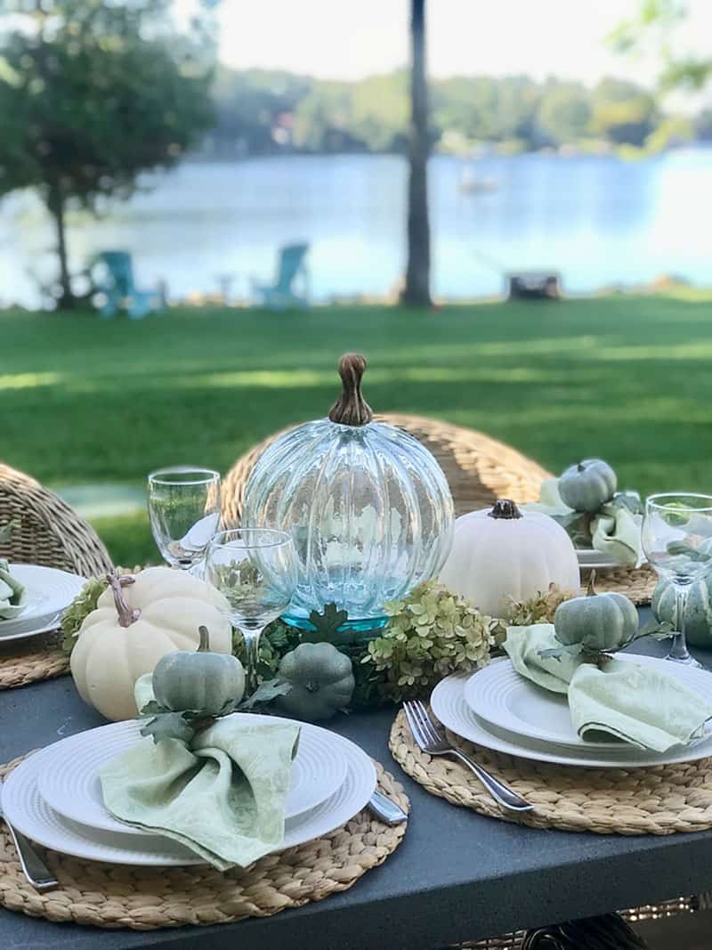 cozy-fall-decorating-ideas-outdoor-lakeside-dining