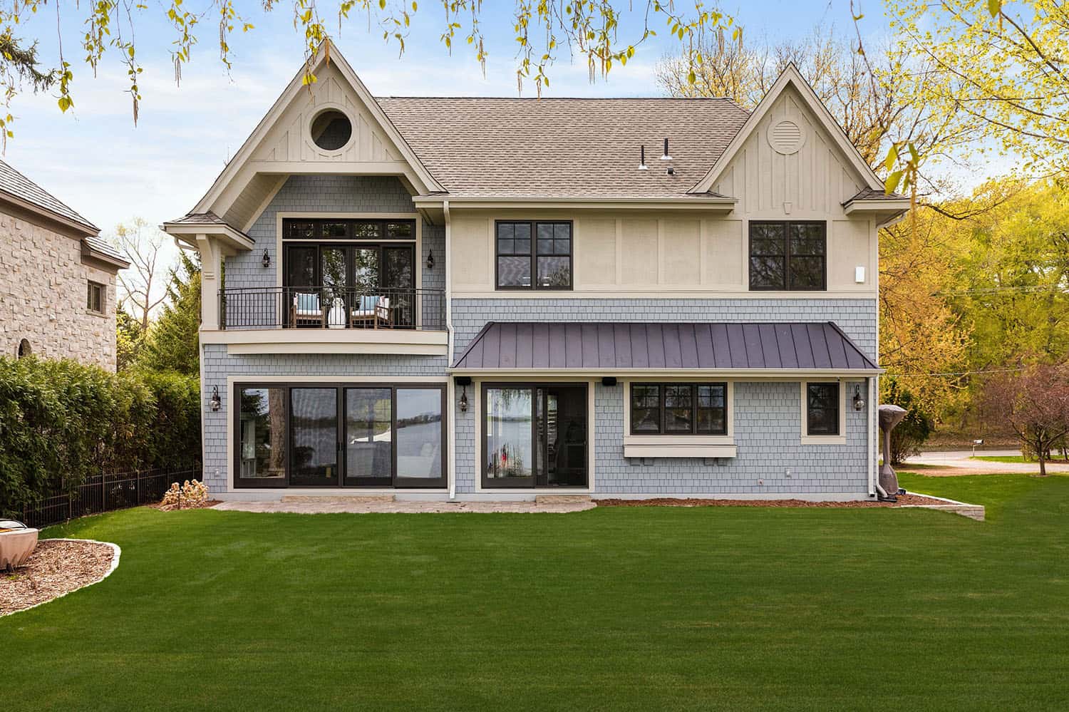 modern-lake-house-exterior