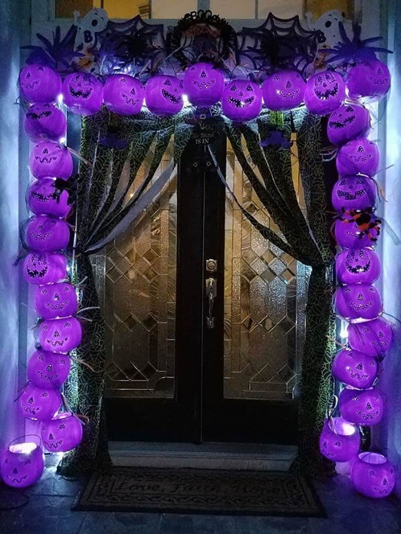 plastic-pumpkin-arch-entryway-illuminated