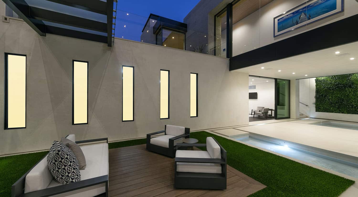 modern-beach-house-exterior-courtyard