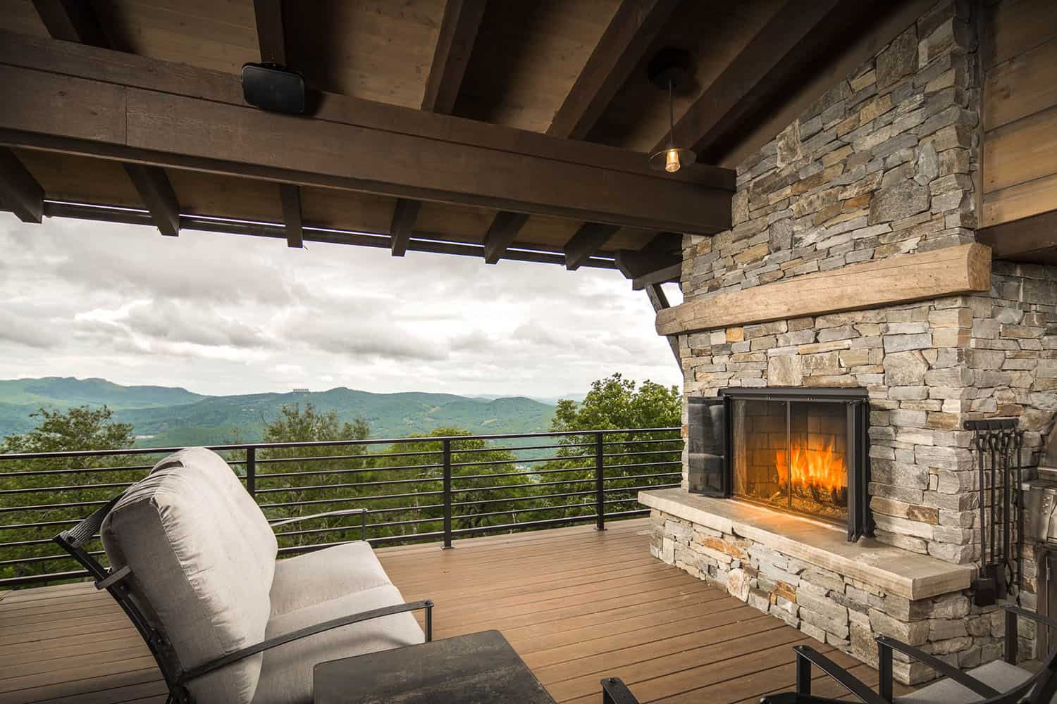 mountain-contemporary-home-patio