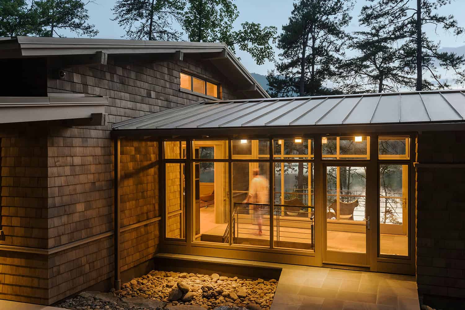 lake-house-modern-exterior