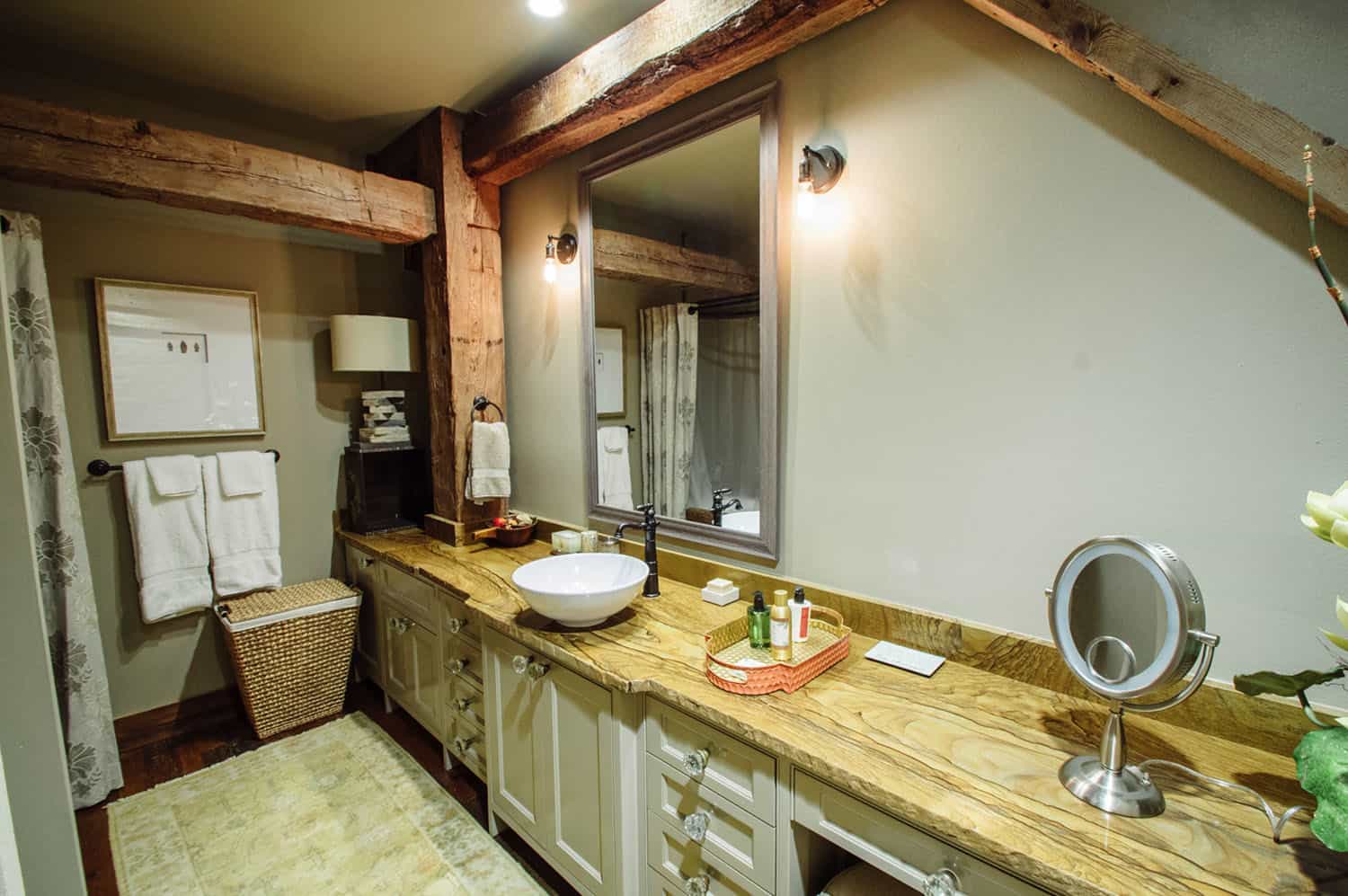 rustic-barn-house-bathroom