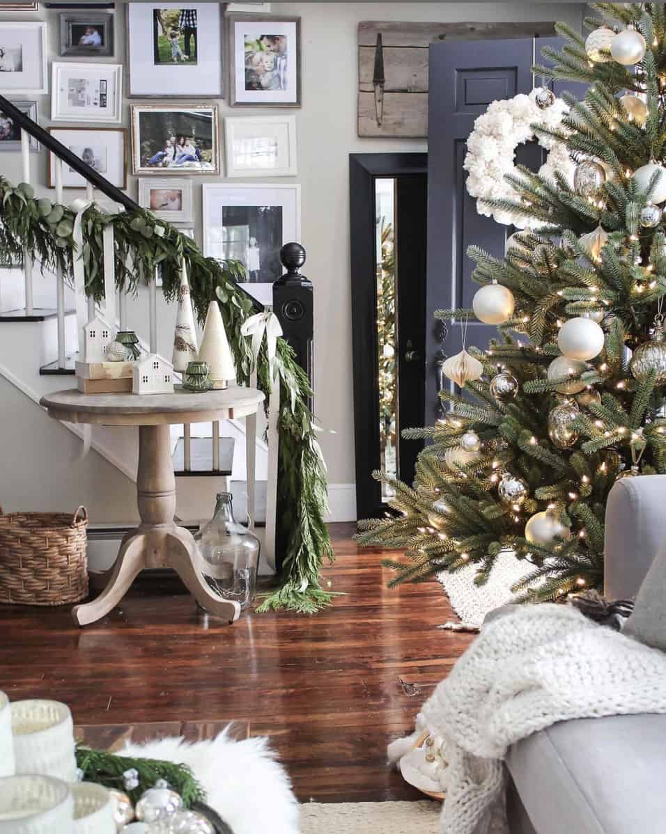 rustic-farmhouse-christmas-decorating-ideas-entry-staircase