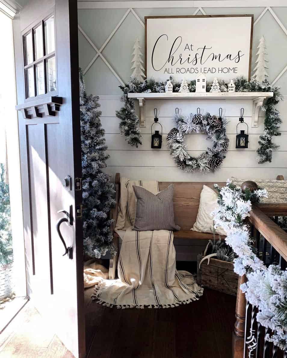 rustic-farmhouse-christmas-decorating-ideas-entry