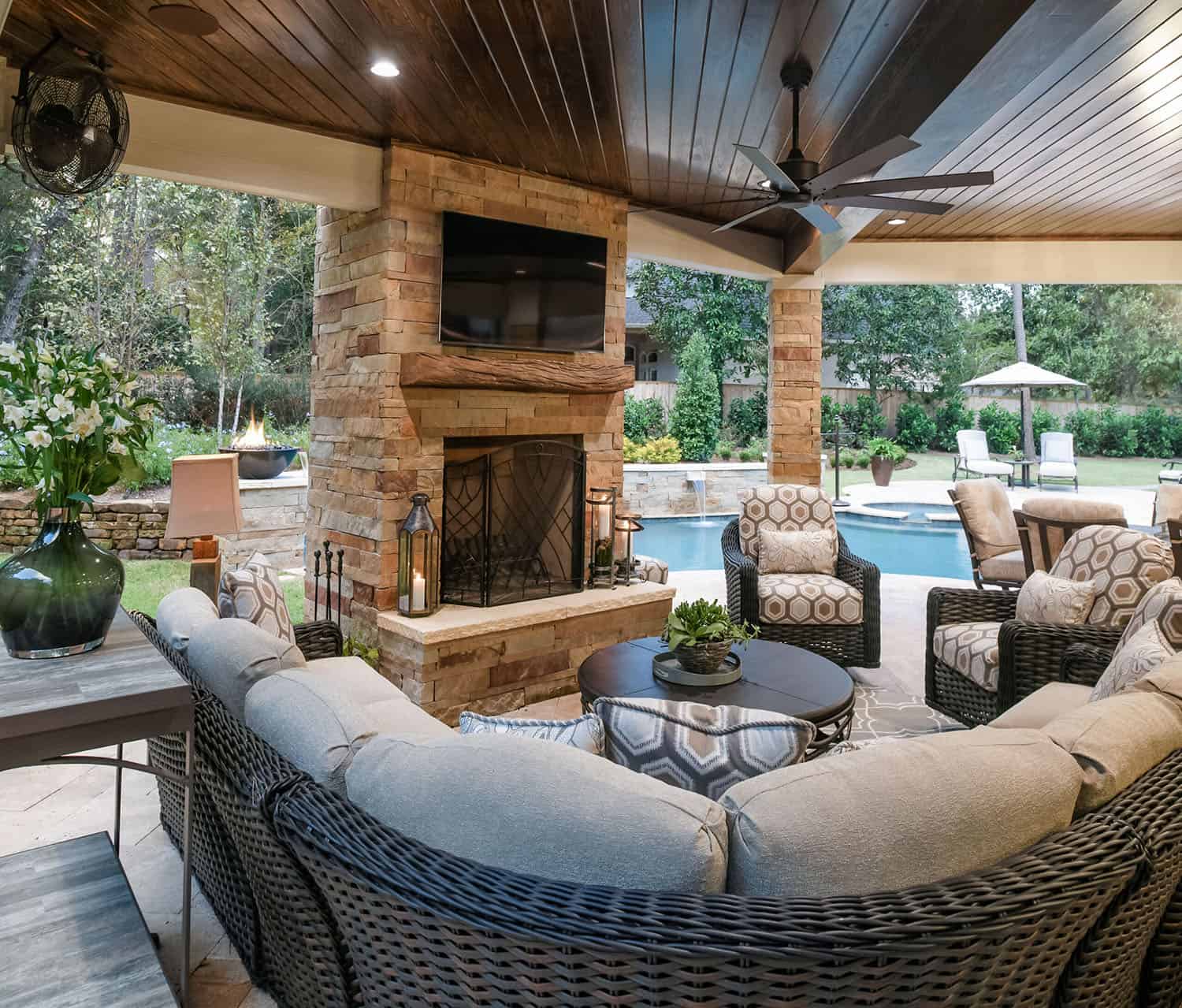 transitional-style-home-patio-outdoor-living-room