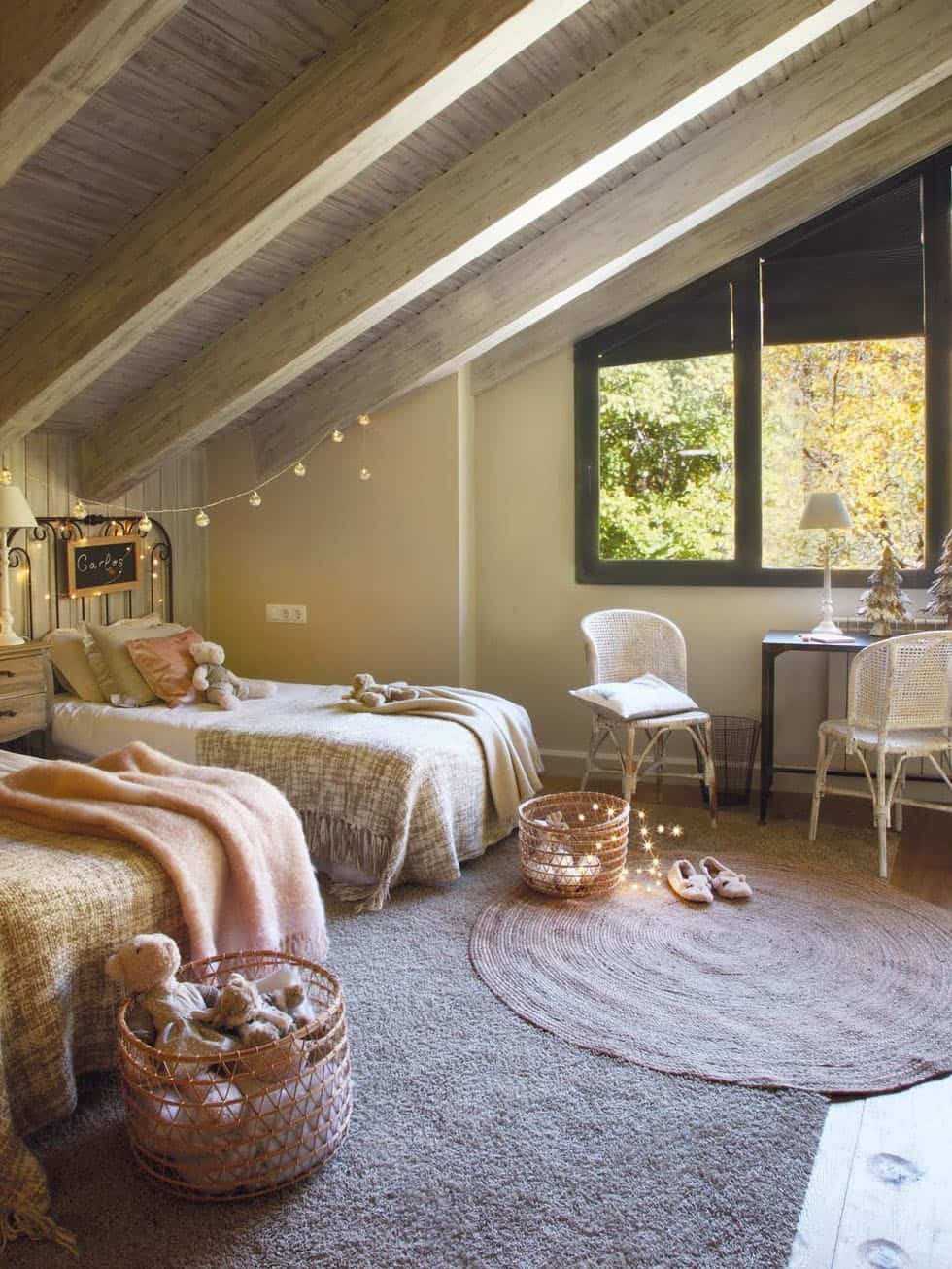 cozy-christmas-decorated-cabin-kids-bedroom