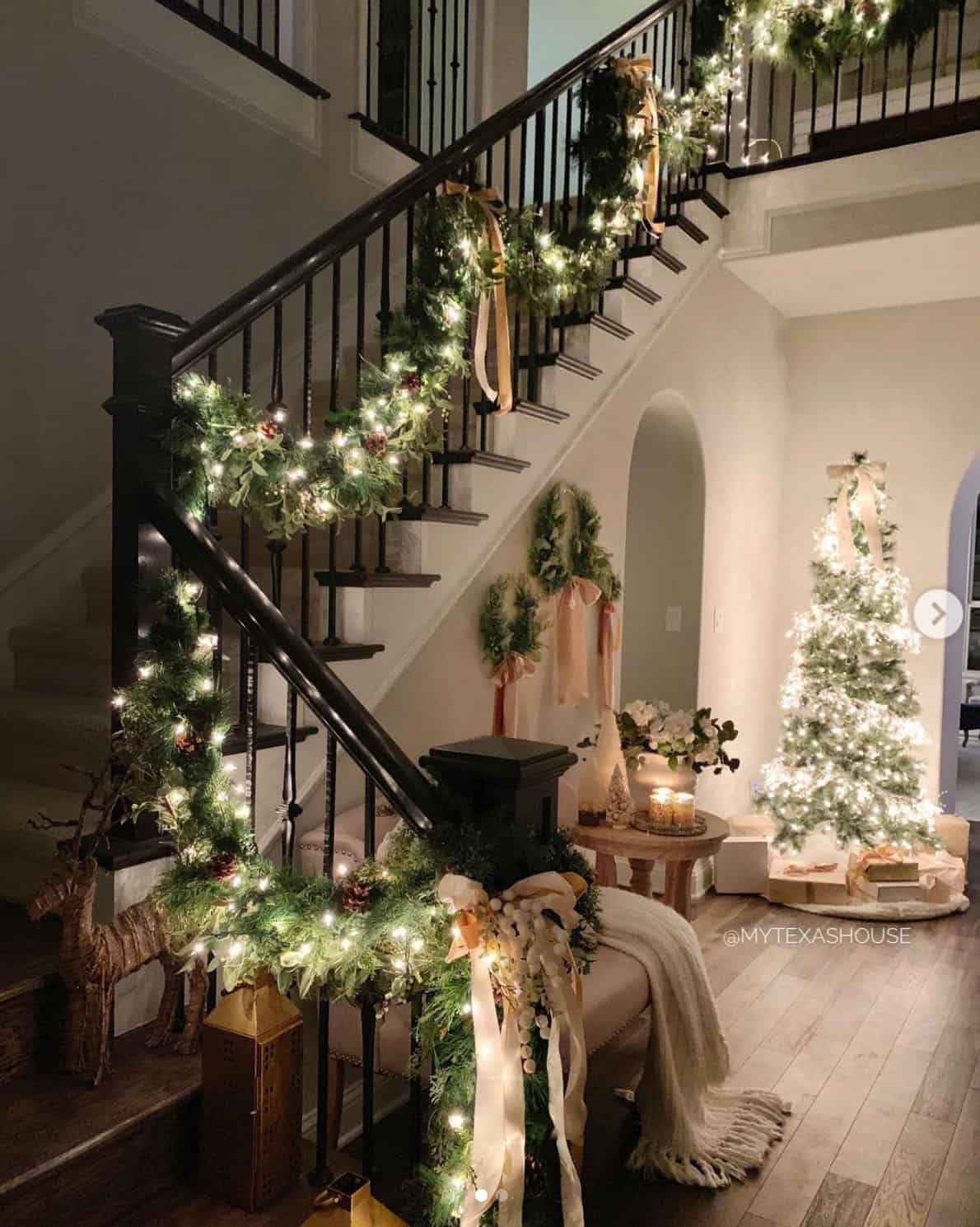 holiday-decor-ideas-staircase