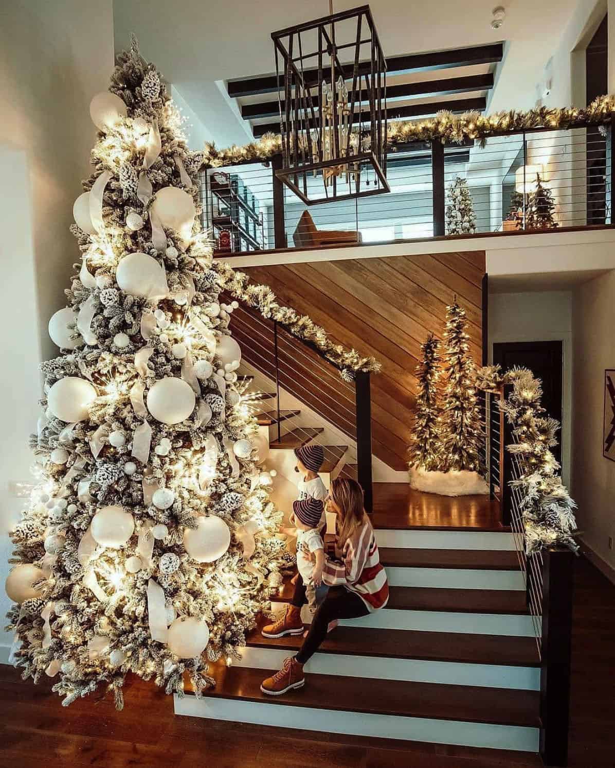 holiday-decor-ideas-staircase-tree