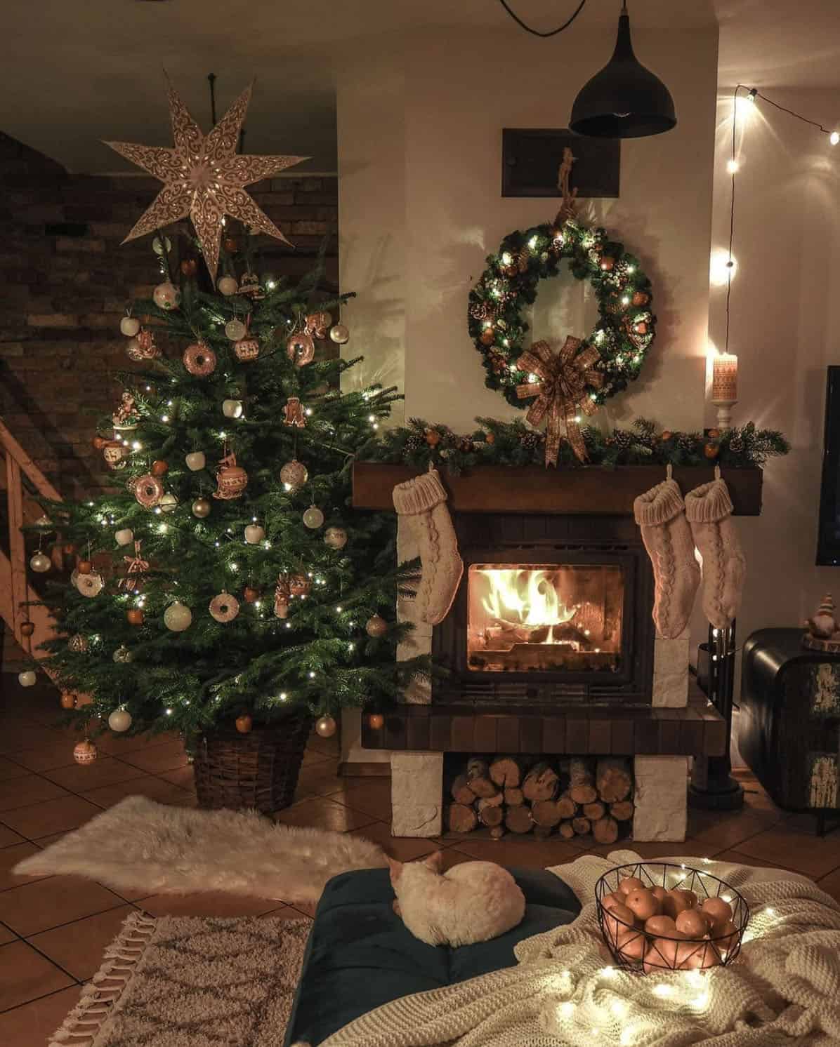 holiday-decor-ideas-fireplace-tree