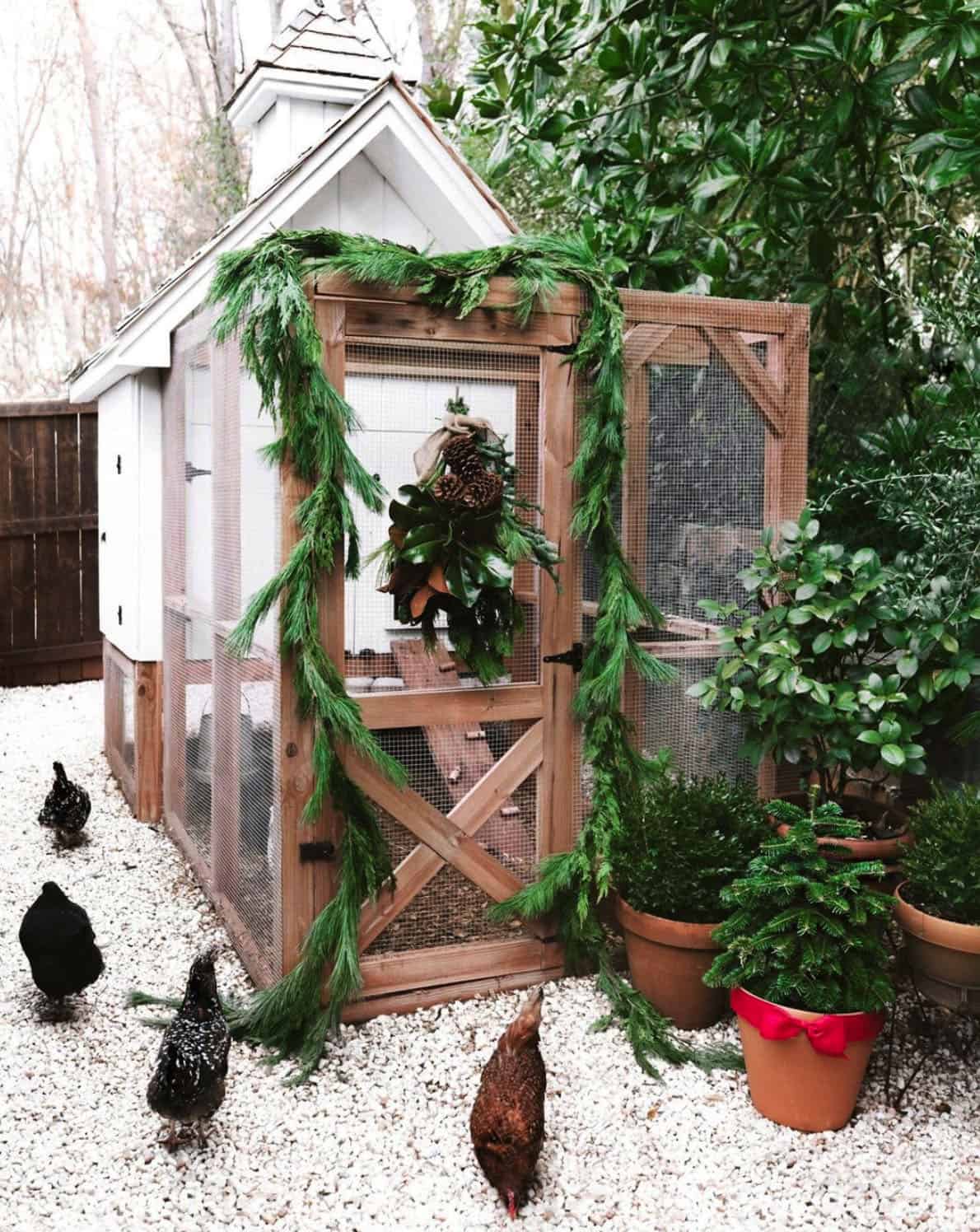 holiday-decor-ideas-festive-chicken-coop