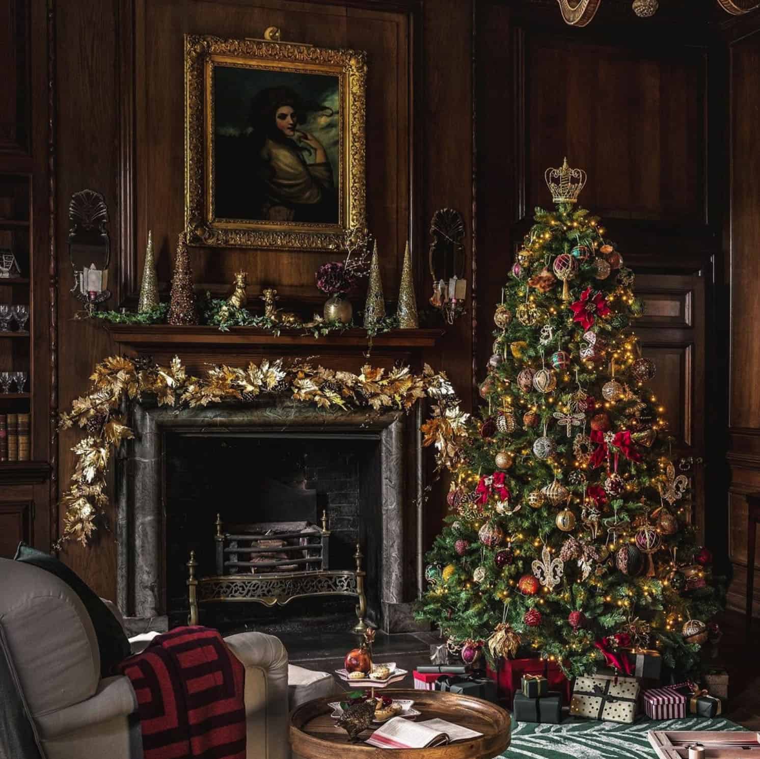 holiday-decor-ideas-christmas-living-room-fireplace-tree