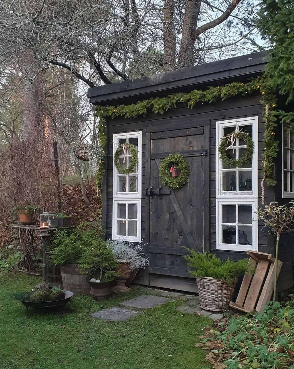 holiday-decor-ideas-outdoor-shed