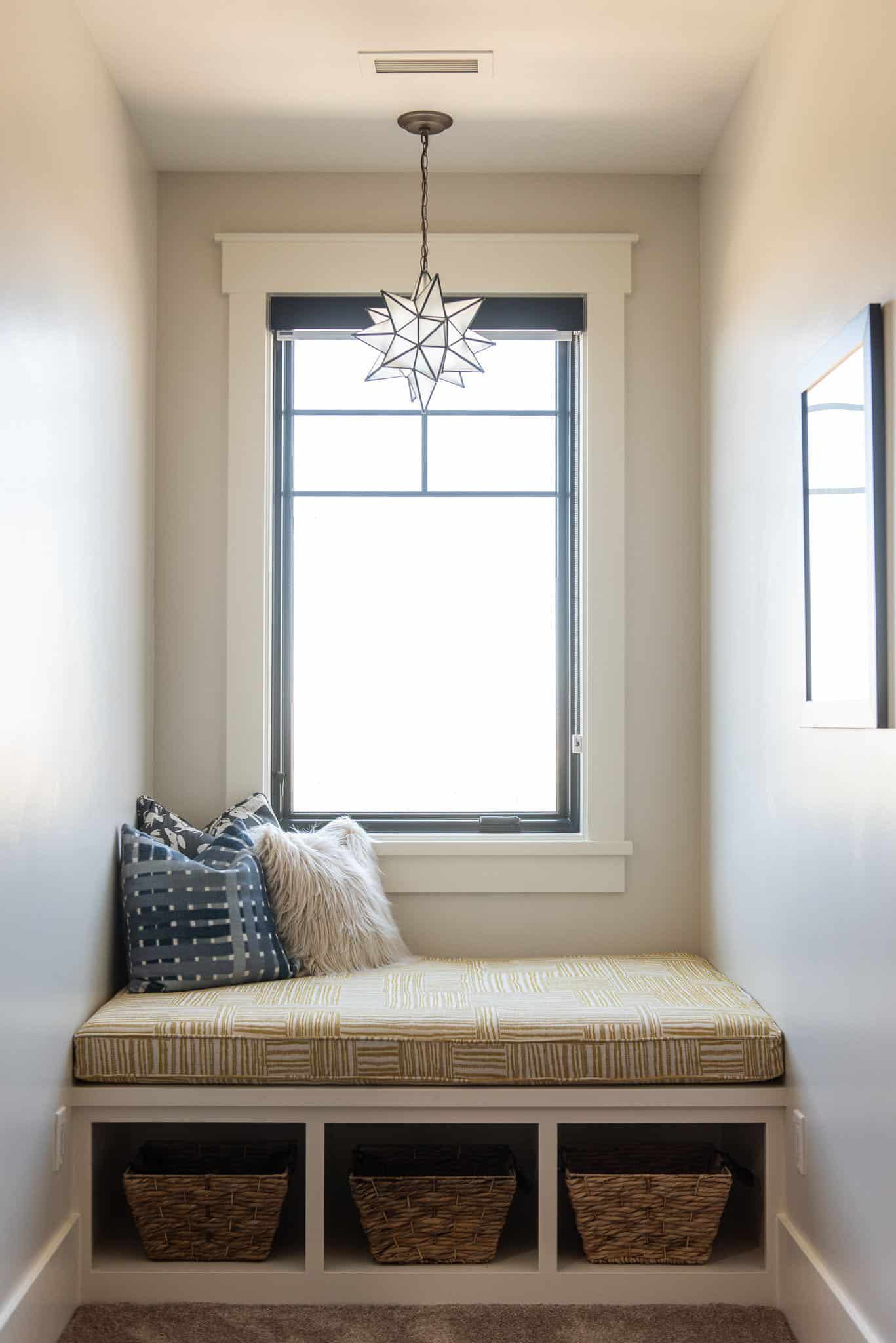 modern-farmhouse-style-bedroom-window-seat