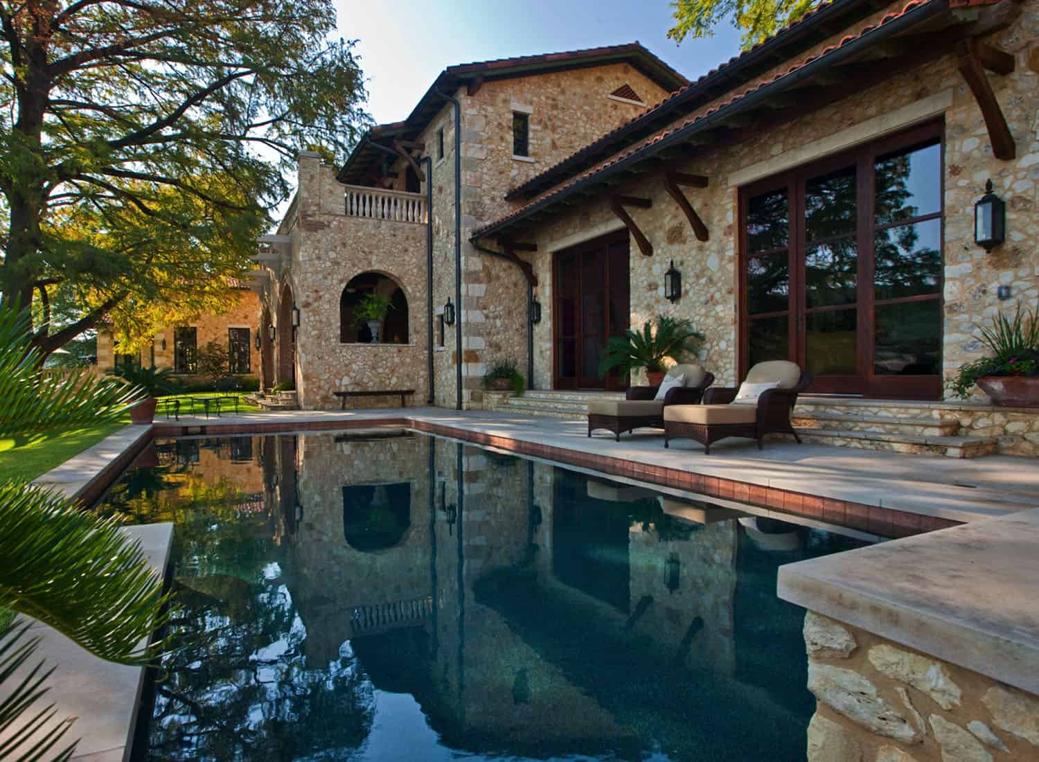 mediterranean-style-lakefront-estate-pool
