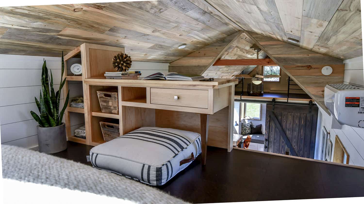 off-grid-tiny-home-farmhouse-bedroom