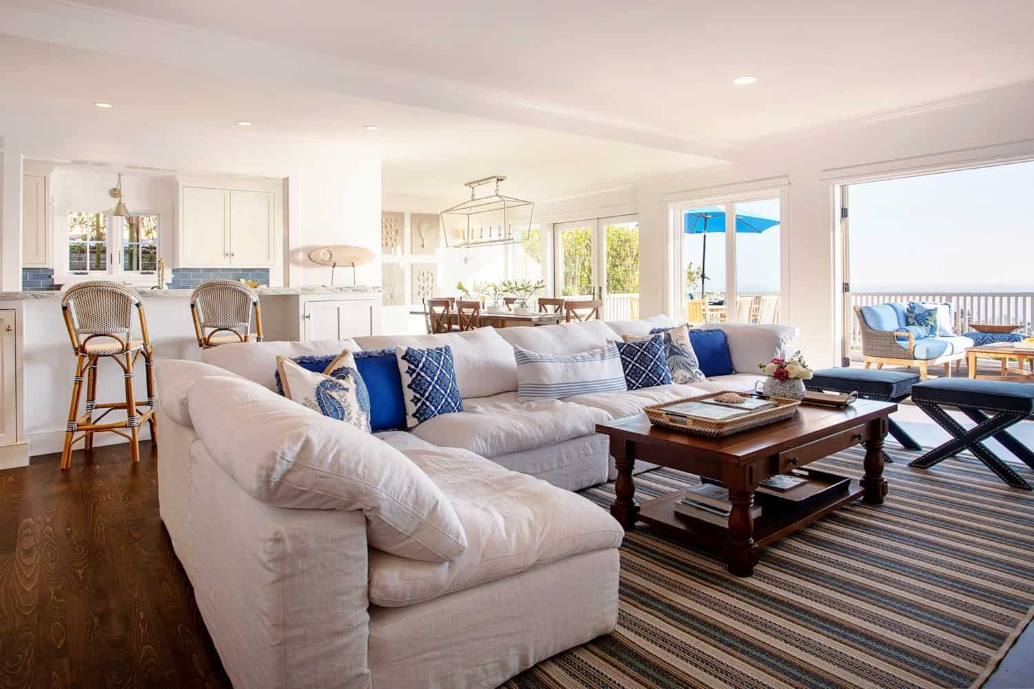 traditional-coastal-living-room