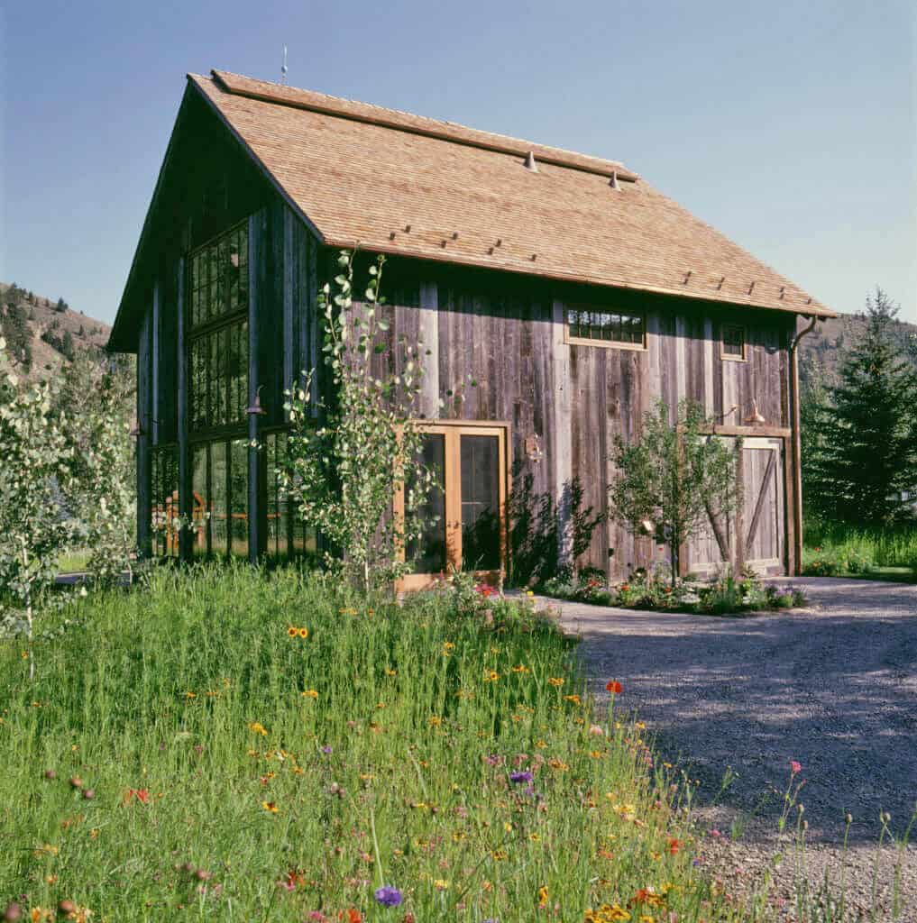 guest-barn-farmhouse-exterior