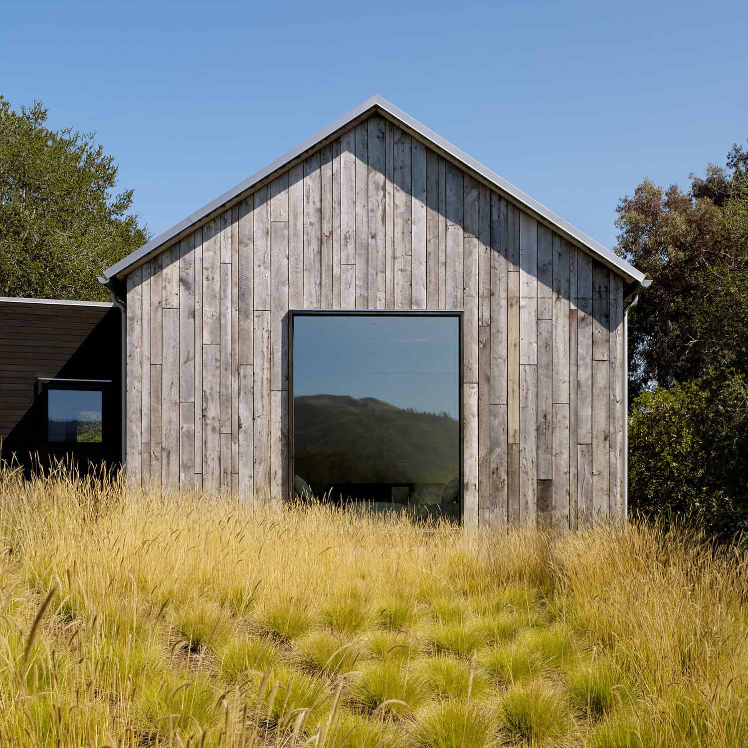 rustic-modern-entertainment-barn-exterior