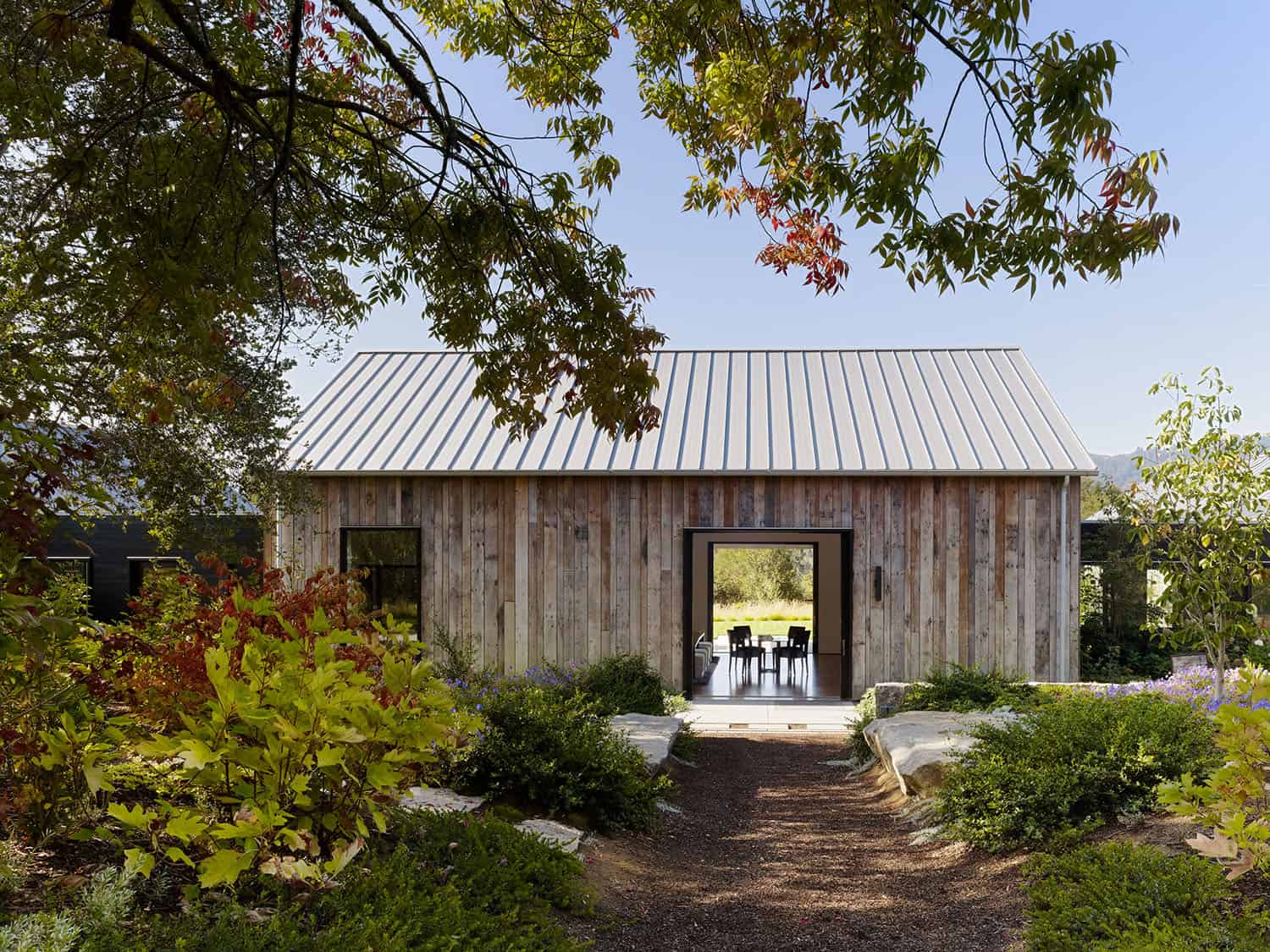 rustic-modern-entertainment-barn-exterior