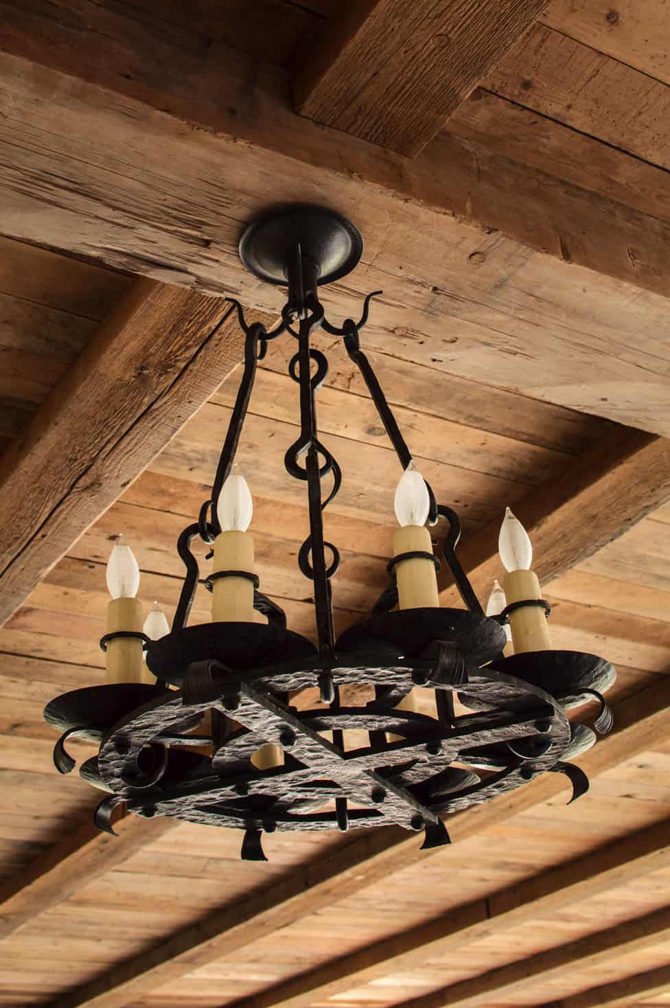 traditional-living-room-light-fixture-detail