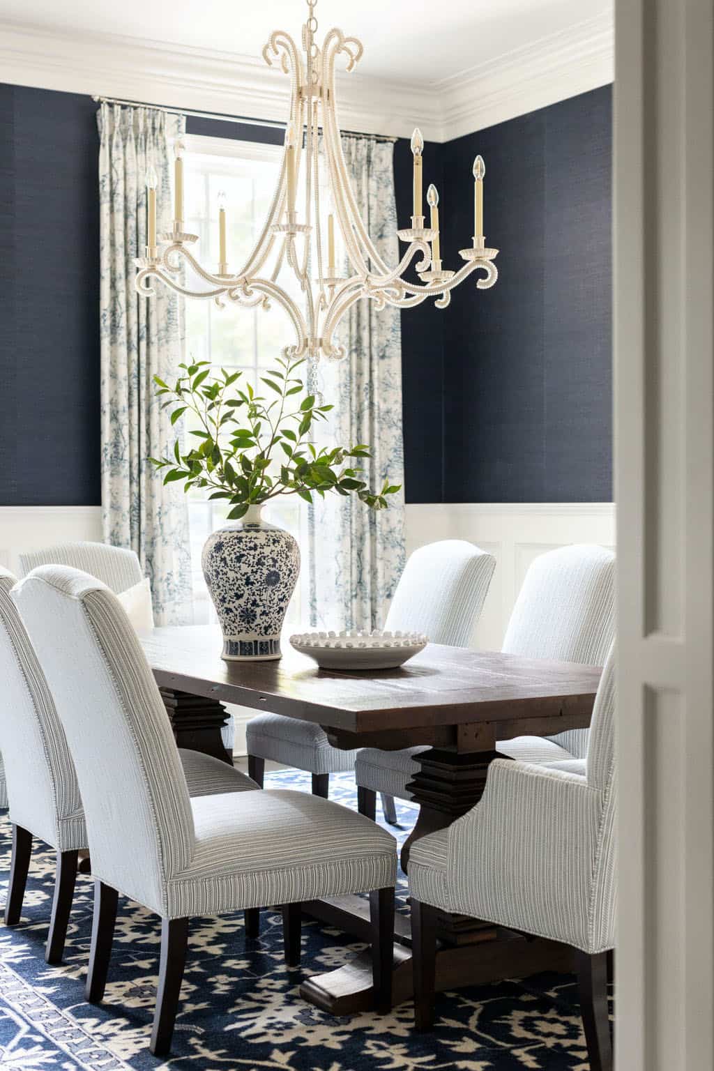 dining-room-with-sophisticated-styling