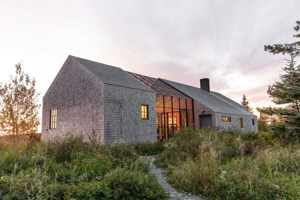 featured posts image for Contemporary reinterpretation of the New England connected farmhouse