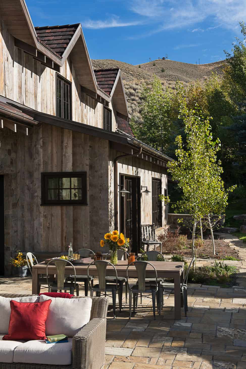 rustic-mountain-style-patio
