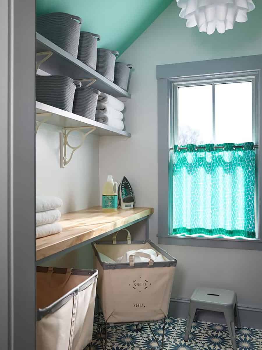 tiny-laundry-room-open-shelving