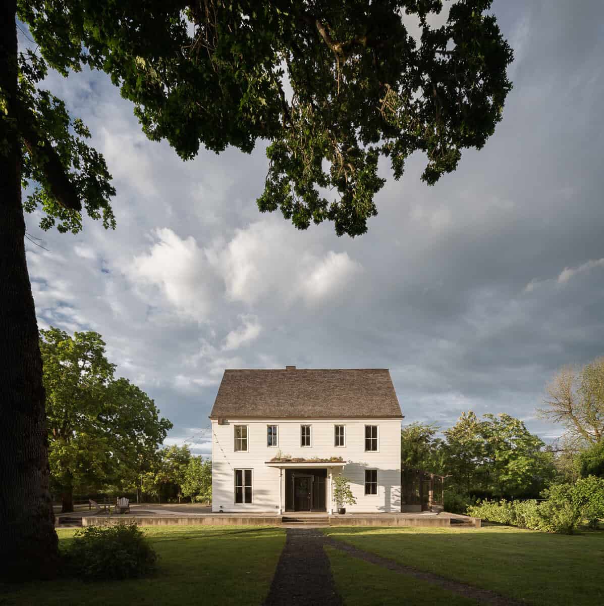 classic-american-farmhouse-exterior