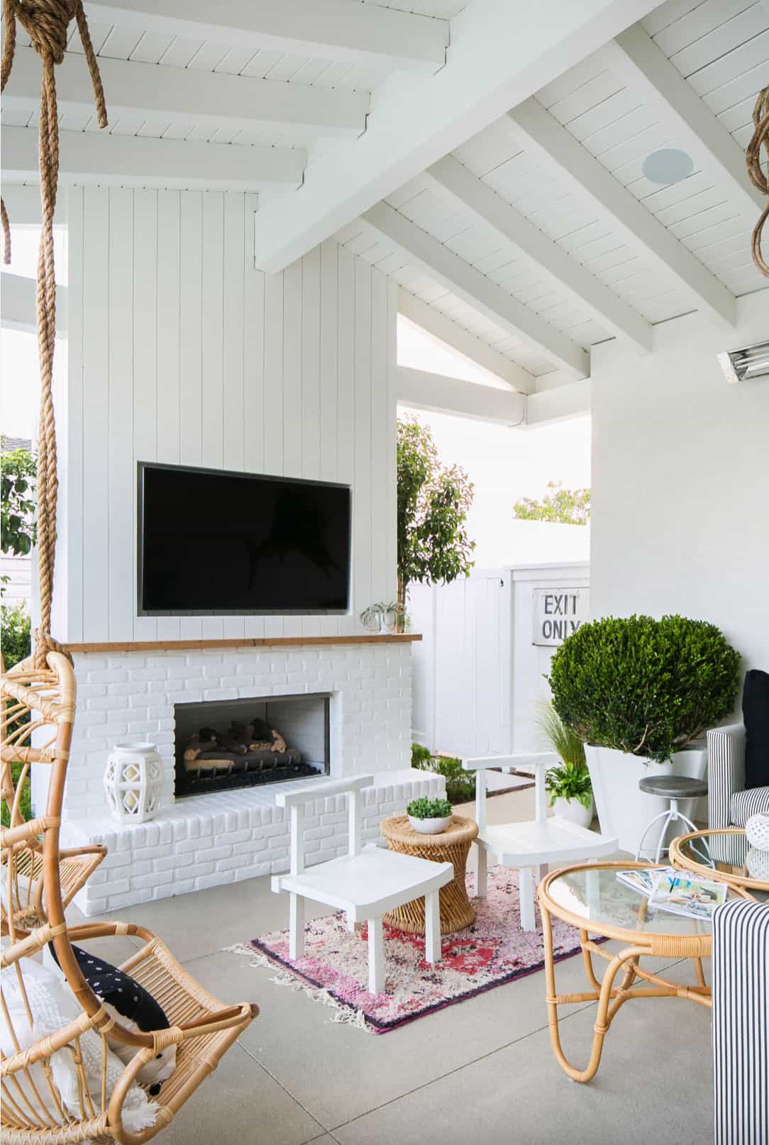 modern-coastal-dream-home-patio