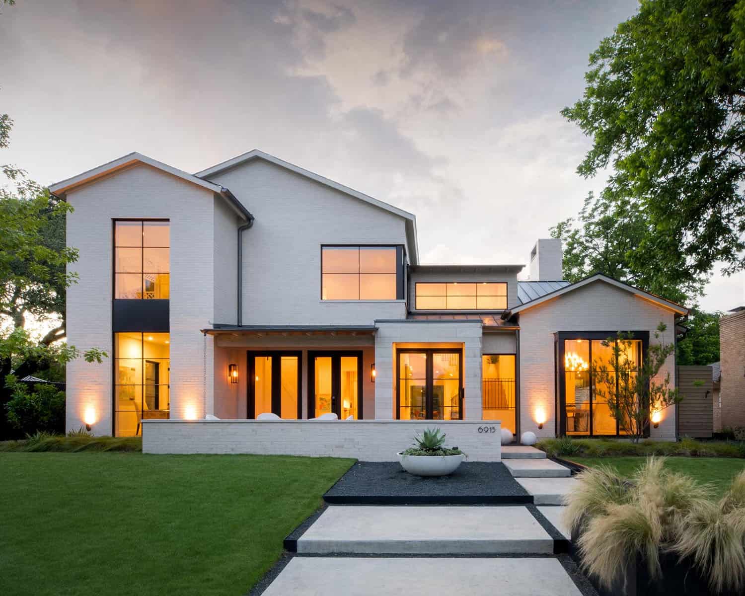 California modern meets Texas in this absolutely gorgeous Dallas home