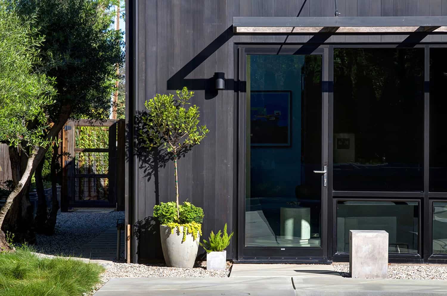 dramatic-modern-farmhouse-patio