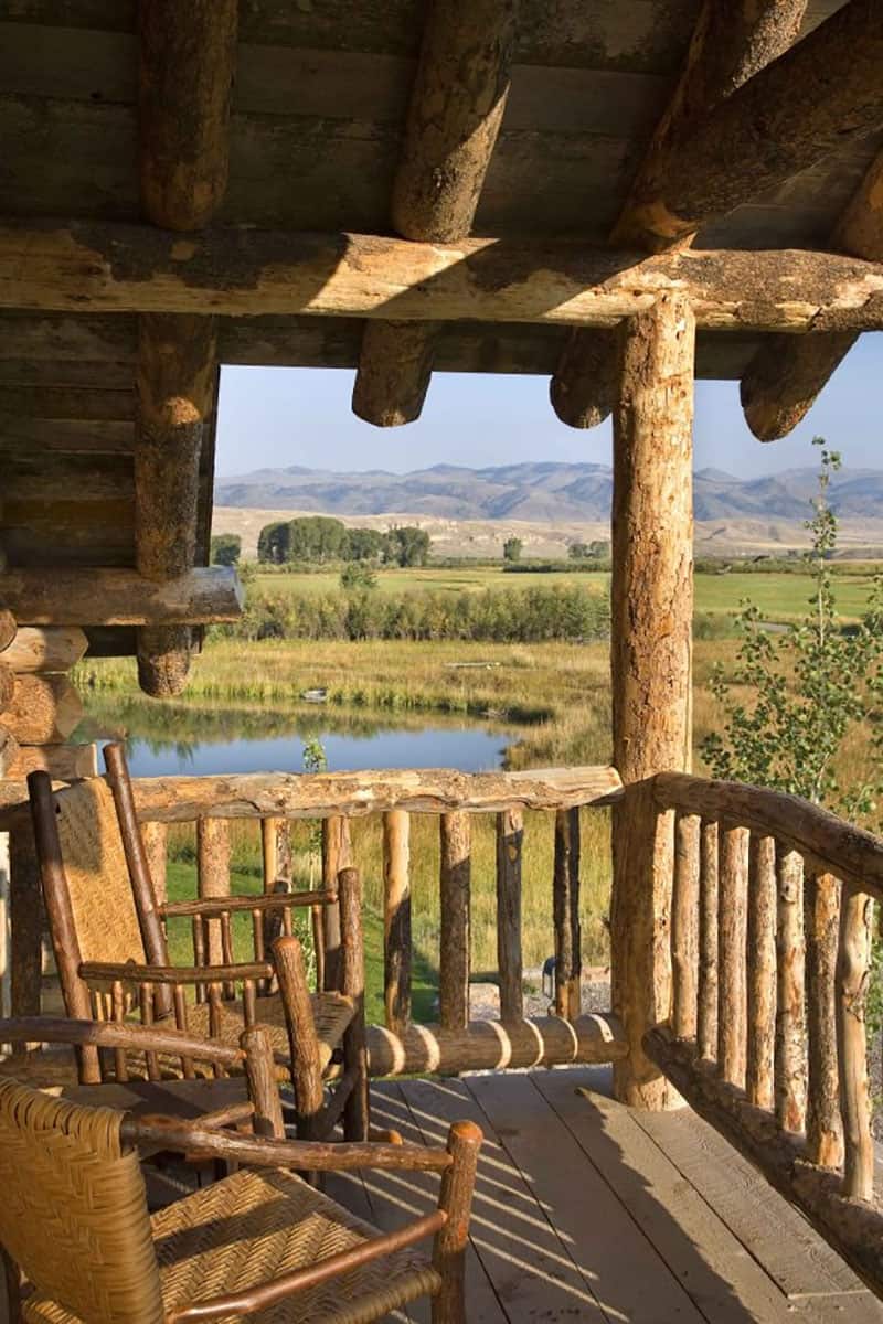 rustic-ranch-house-retreat-balcony