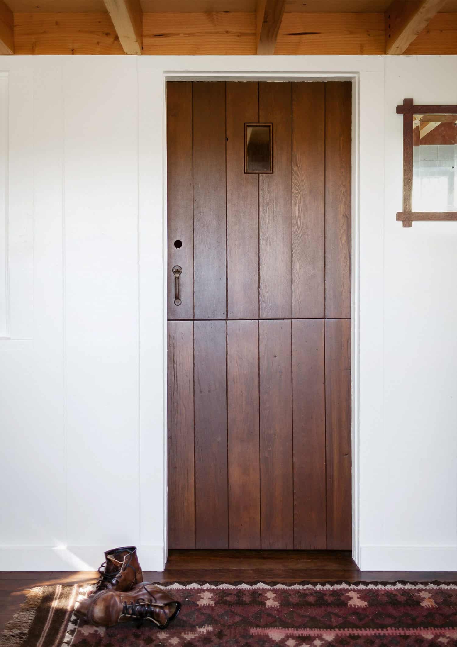 small-cabin-porch-dutch-door