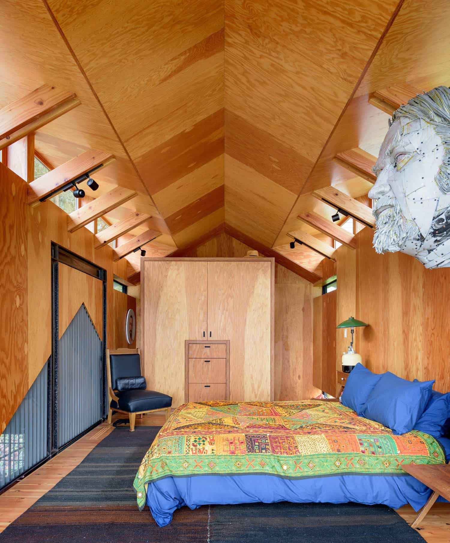 small-cabin-bedroom