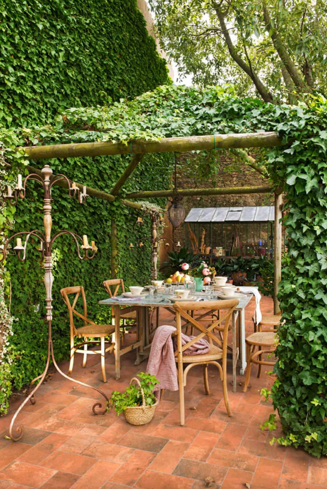 outdoor-dining-pergola