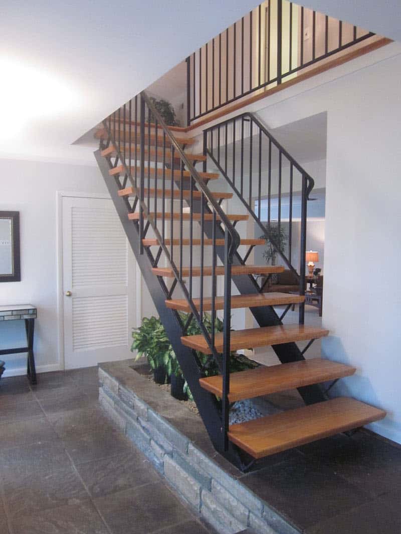 midcentury-staircase-before-remodel