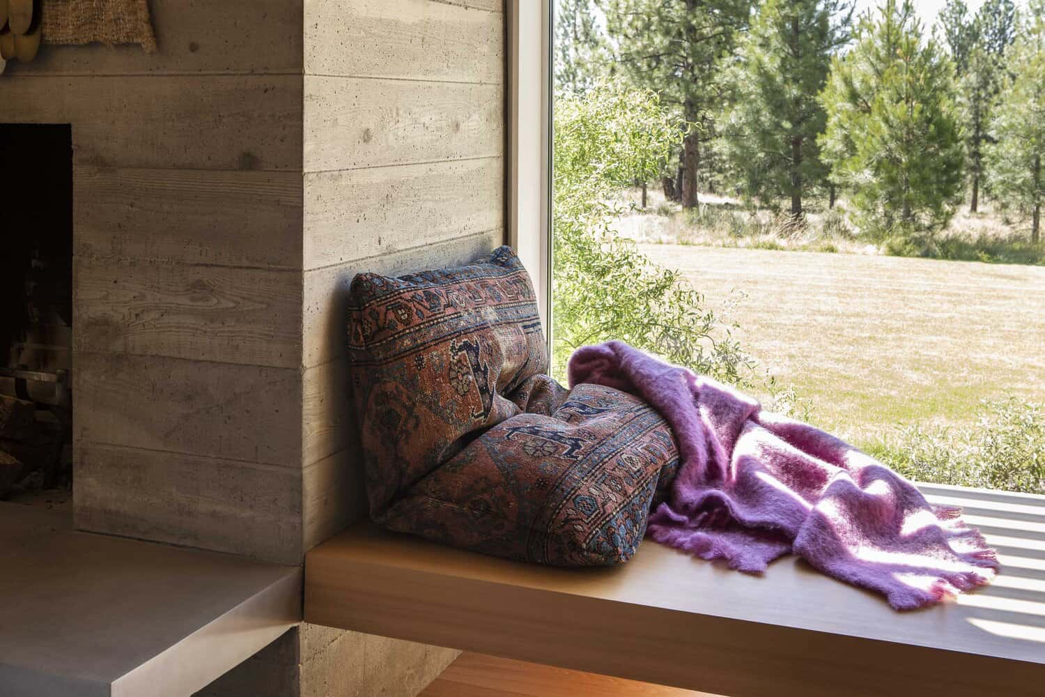contemporary-living-room-window-seat