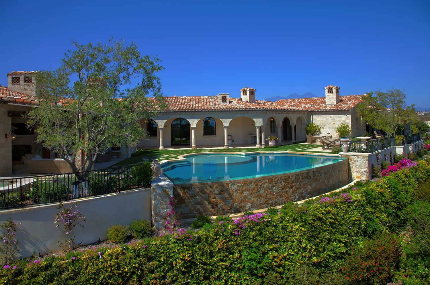 romanesque-villa-pool