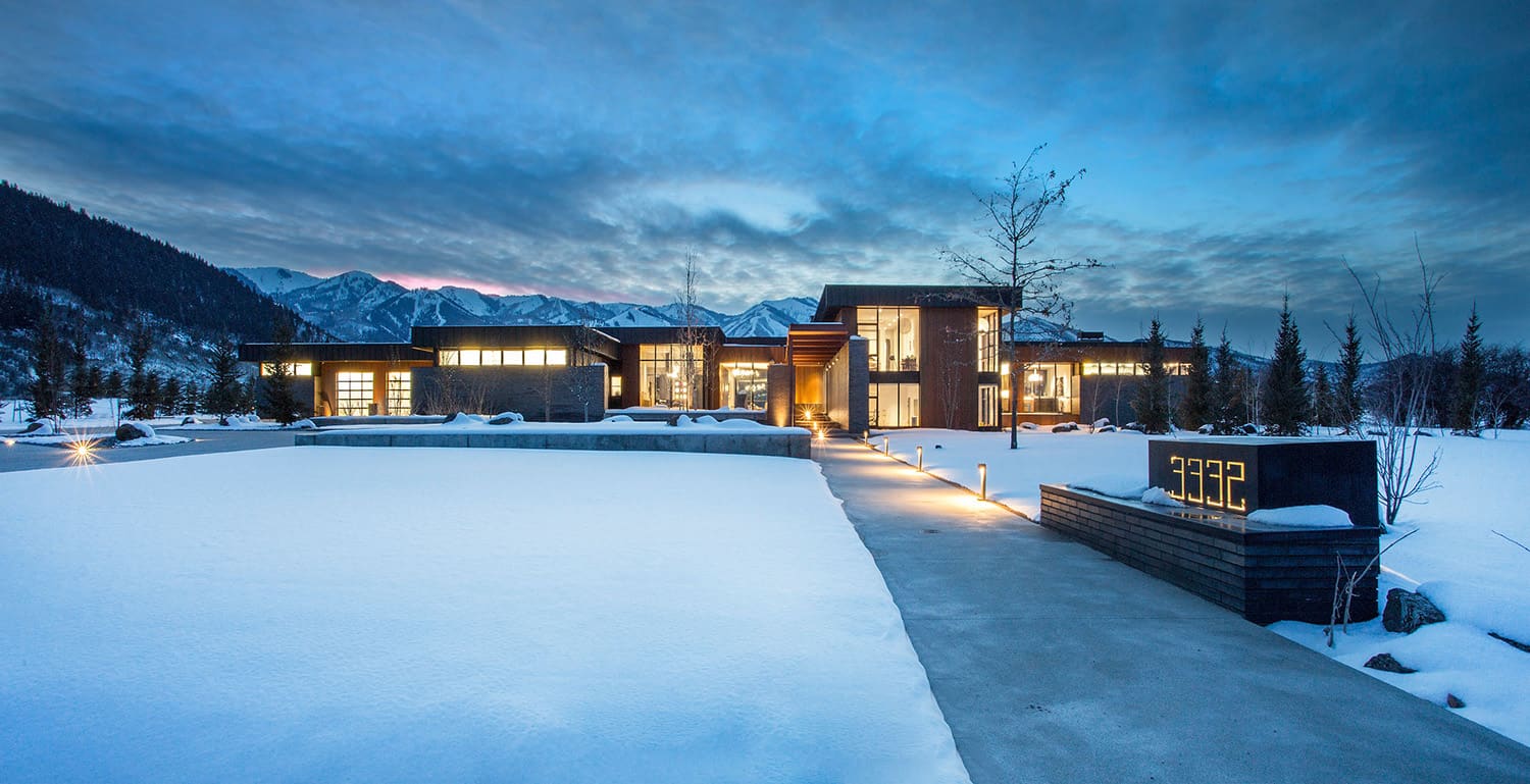 modern-mountain-home-exterior-with-snow