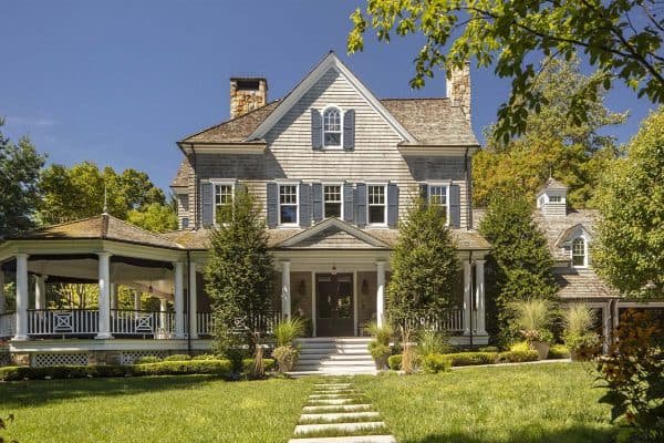 featured posts image for Quaint shingle style cottage in New York receives a stunning makeover